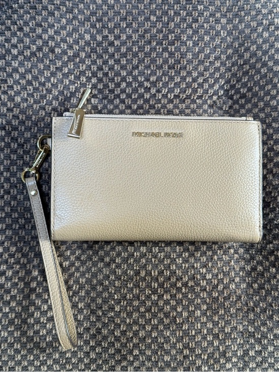 Handbags - Michael Kors Jet Set Large Zip Clutch Wallet wristlet w/pebbled leather.